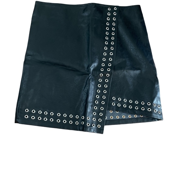 Black grommet asymmetrical leather style mini skirt s so fun year round - Picture 2 of 4